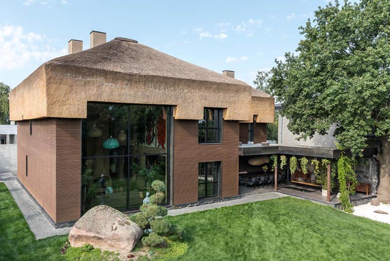 Ukrainian architect Sergey Makhno added a modern thatched roof to a house that draws inspiration from traditional farms and houses. #ModernThatchedRoof #ThatchedRoof #Architecture #HouseDesign #Roof