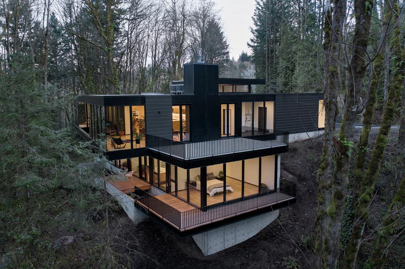 William / Kaven Architecture has designed and developed a modern black house that's located near Portland, Oregon, and cantilevers above the forest floor. #ModernBlackHouse #ModernHouse #Cantilever #ModernArchitecture