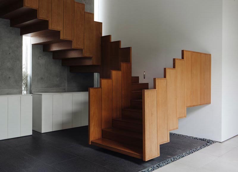 Ming Architects has designed a house in Singapore, and one of the stand out features of the house, is a floating wood staircase and its guardrail. #FloatingStairs #WoodStairs #ModernStairs #WoodGuardrail #StairDesign