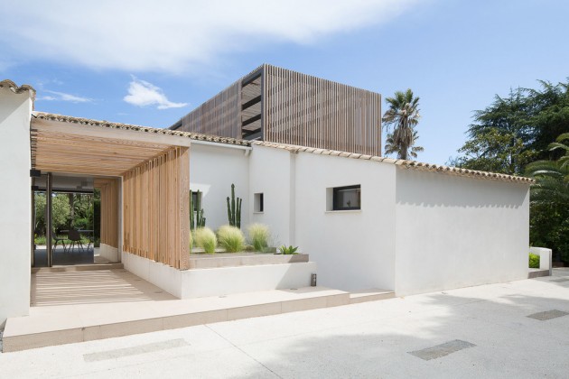 This home in Saint Tropez mixes white and wood for a contemporary tropical feeling.