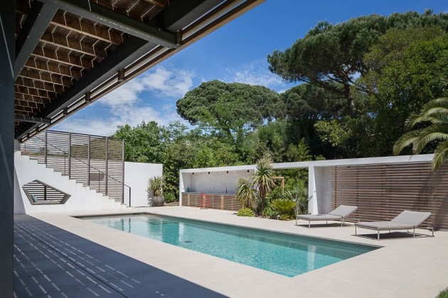 This swimming pool has a built-in nook for relaxing.