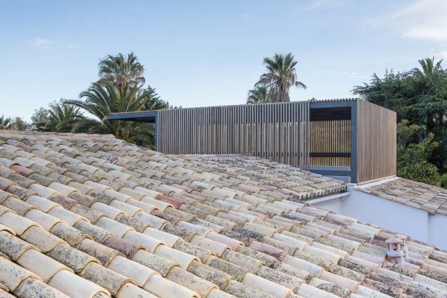 This home has a rooftop pergola to provide shaded outdoor areas.