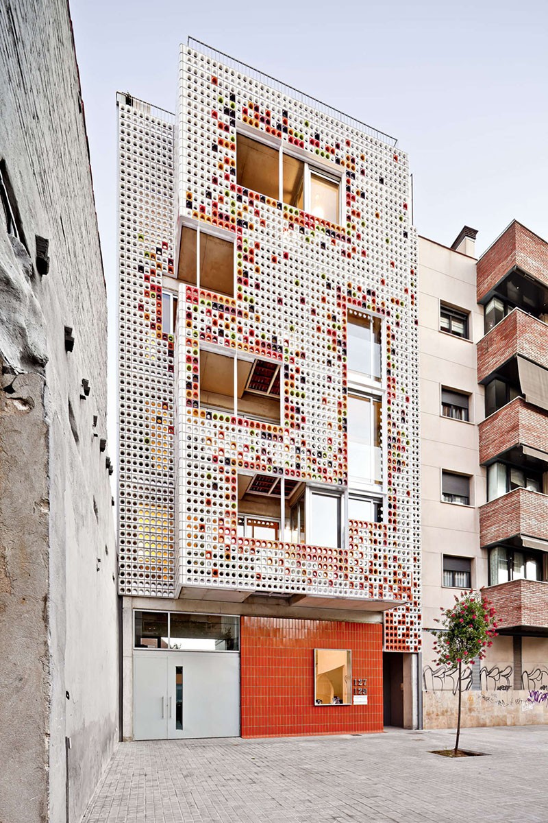 Lagula Architects gave this apartment building in Badalona, Spain, a facade made of glazed ceramic blocks in a variety of colors. #GlazedCeramicBlocks #CeramicBlocks #Architecture #BuildingDesign