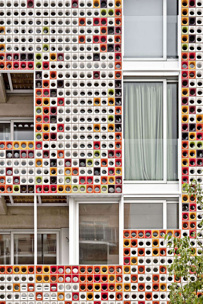 Lagula Architects gave this apartment building in Badalona, Spain, a facade made of glazed ceramic blocks in a variety of colors. #GlazedCeramicBlocks #CeramicBlocks #Architecture #BuildingDesign