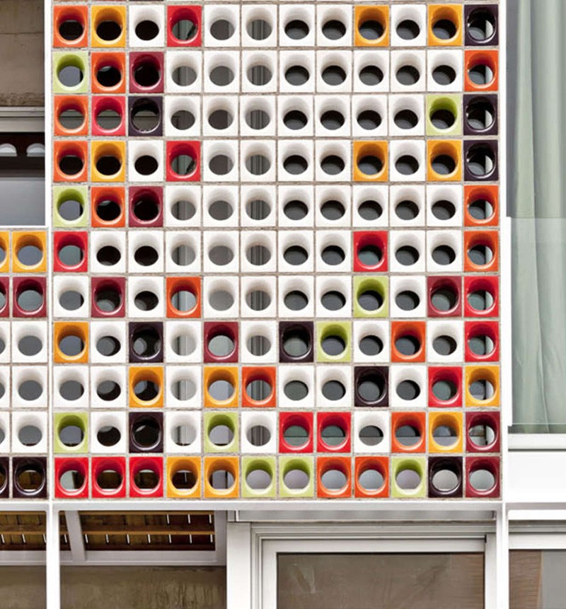 Lagula Architects gave this apartment building in Badalona, Spain, a facade made of glazed ceramic blocks in a variety of colors. #GlazedCeramicBlocks #CeramicBlocks #Architecture #BuildingDesign