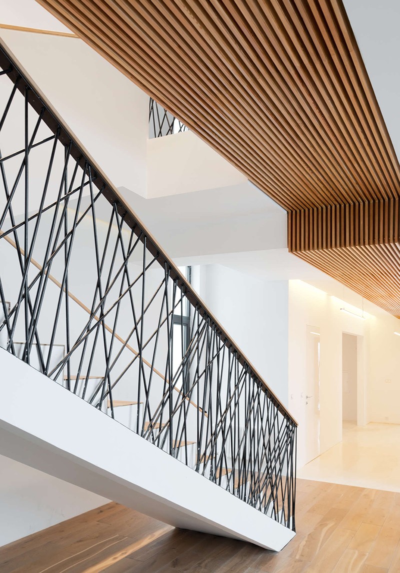 This home designed by Monoloko Design, features custom railings on the stairs and the top floor, made from randomly placed steel supports that have been powder coated black. #StairRails #StairRailing #StairDesign #StairHandrail