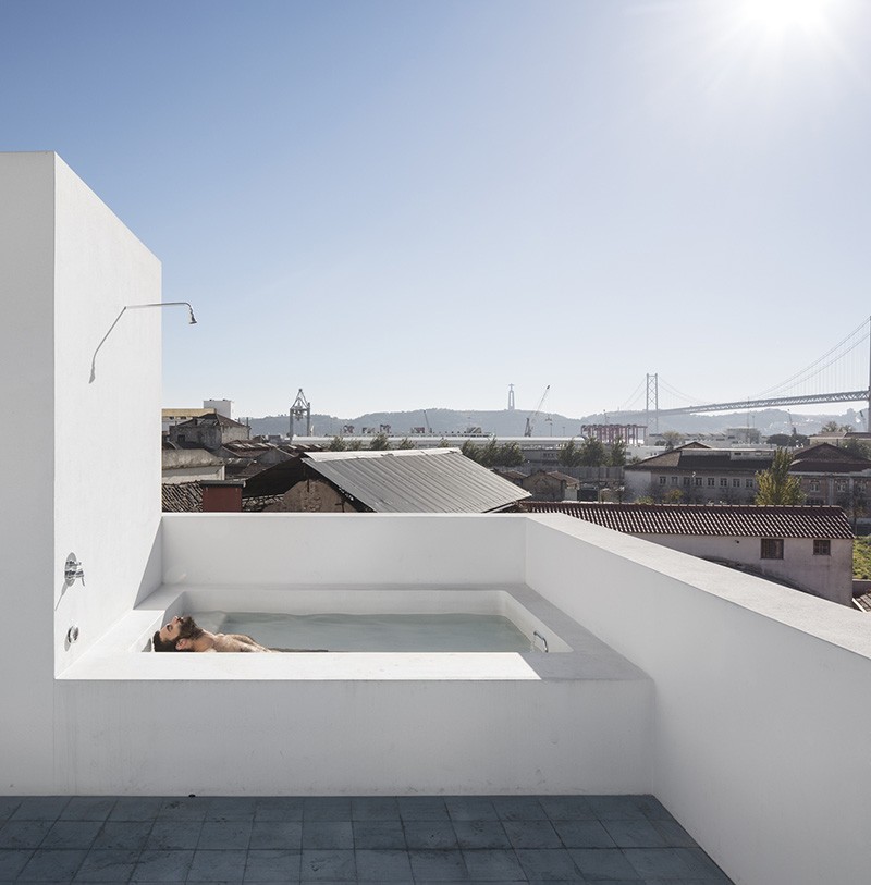 rooftop_bathtub_030315_01