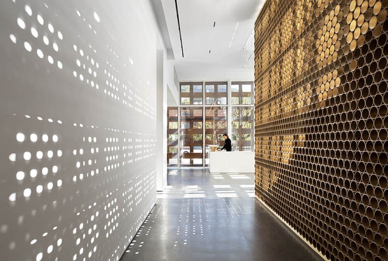 Wall made of mailing tubes