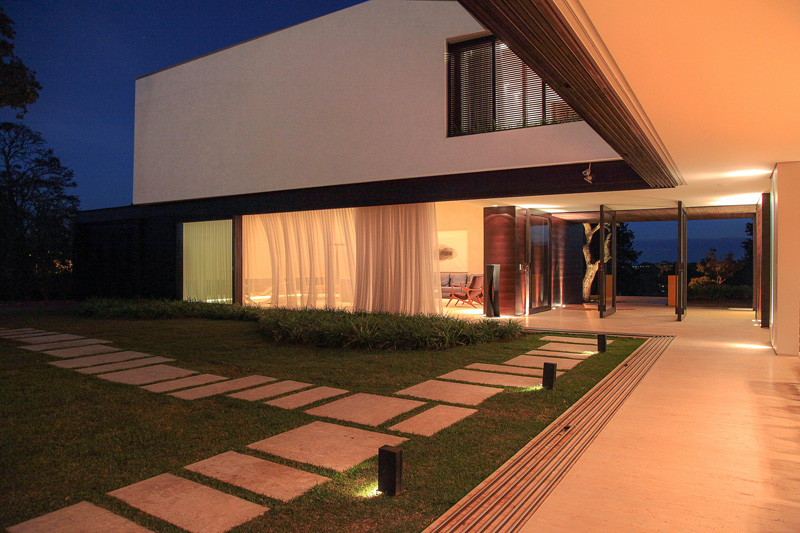 Morro House by Ana Paula Mello and Flavia Frauches