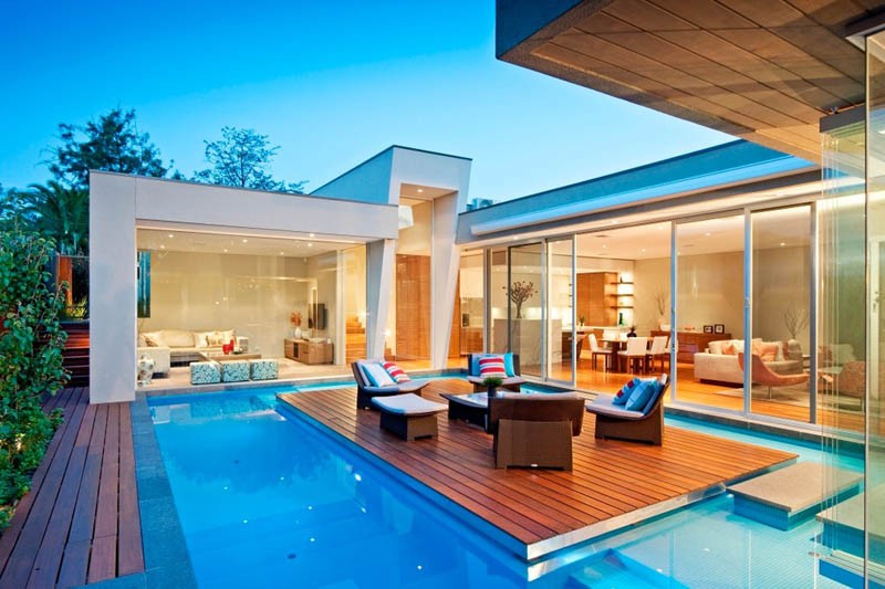 Contemporary swimming pool