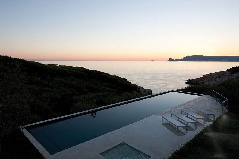 Contemporary swimming pool