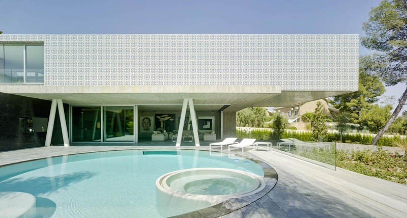 Contemporary swimming pool