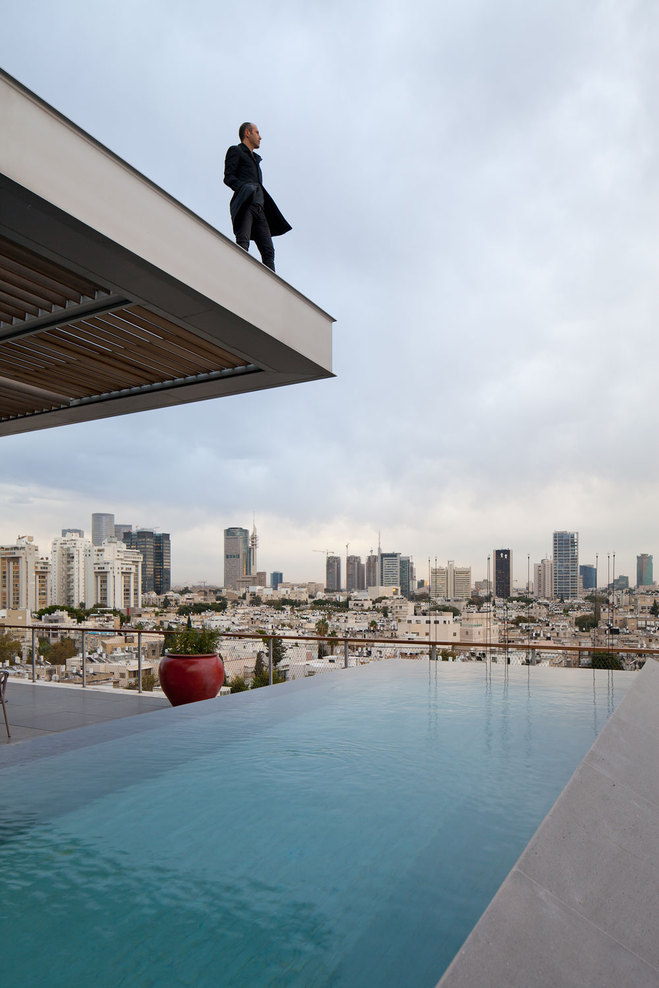 An infinity edge swimming pool that overlooks the city of Tel Aviv.