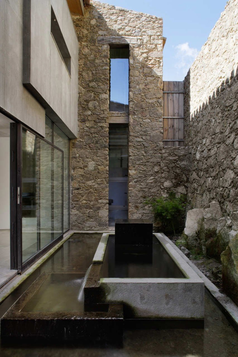 Estate In Extremadura by Ábaton Architects