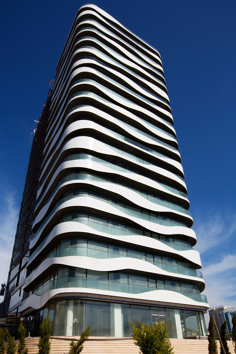 BFTA Mimarlik have designed Metro Ofis, a building in Istanbul, Turkey, that features wavy aluminum panels that add interest to the exterior. #ModernArchitecture #WavyPanels #ModernBuilding