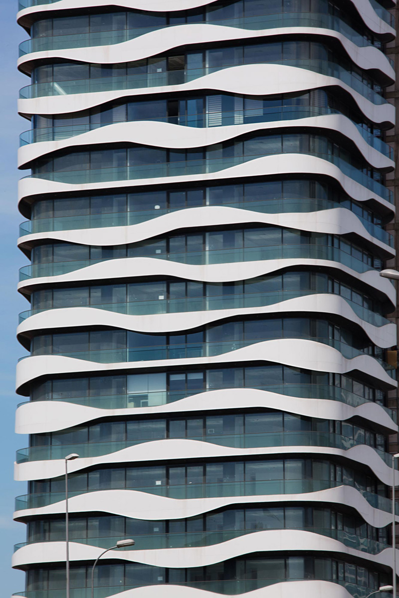 BFTA Mimarlik have designed Metro Ofis, a building in Istanbul, Turkey, that features wavy aluminum panels that add interest to the exterior. #ModernArchitecture #WavyPanels #ModernBuilding