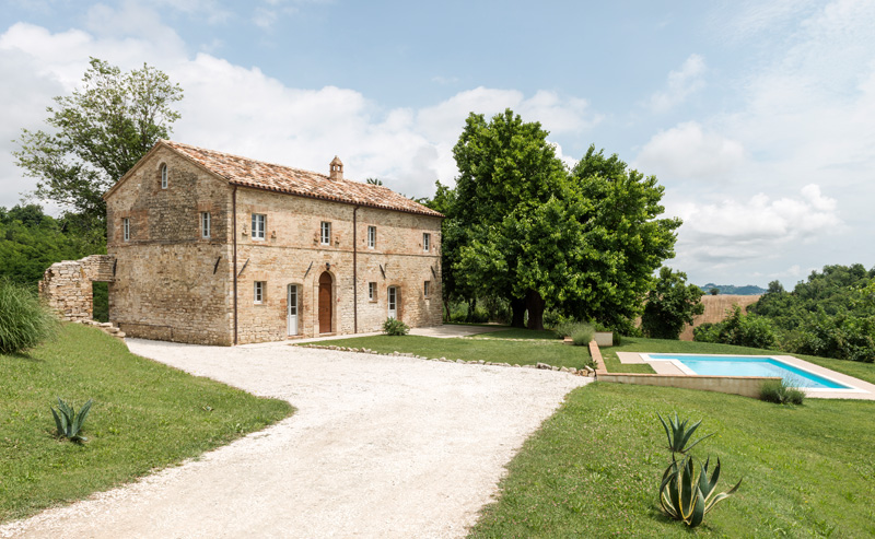 An Old Building In Tuscany Gets A Contemporary Interior