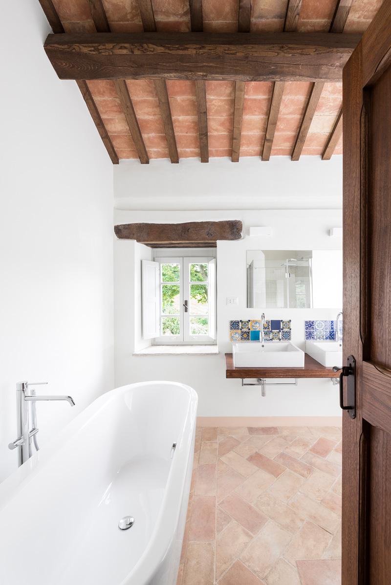 An Old Building In Tuscany Gets A Contemporary Interior