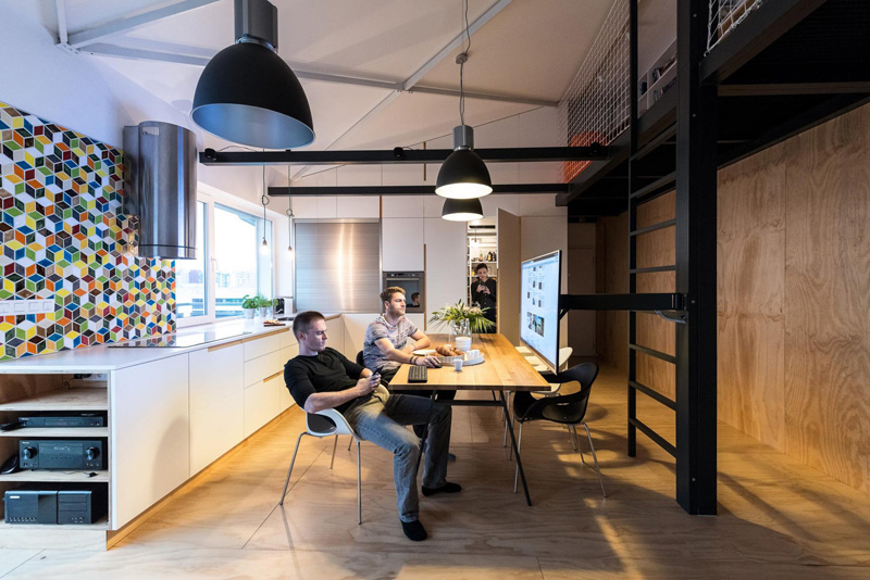 To Get Rid Of Clutter, This Apartment's TV Doubles As A Computer Screen