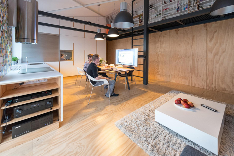 To Get Rid Of Clutter, This Apartment's TV Doubles As A Computer Screen