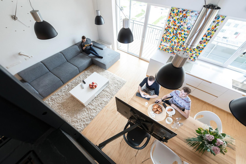 To Get Rid Of Clutter, This Apartment's TV Doubles As A Computer Screen