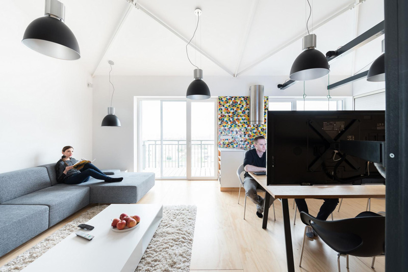 To Get Rid Of Clutter, This Apartment's TV Doubles As A Computer Screen