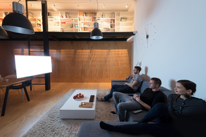 To Get Rid Of Clutter, This Apartment's TV Doubles As A Computer Screen