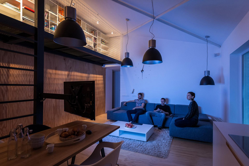 To Get Rid Of Clutter, This Apartment's TV Doubles As A Computer Screen