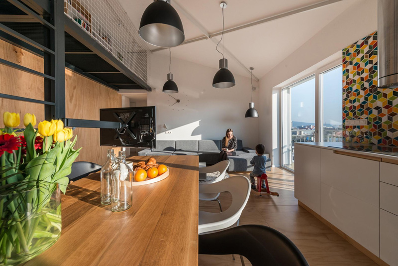 To Get Rid Of Clutter, This Apartment's TV Doubles As A Computer Screen