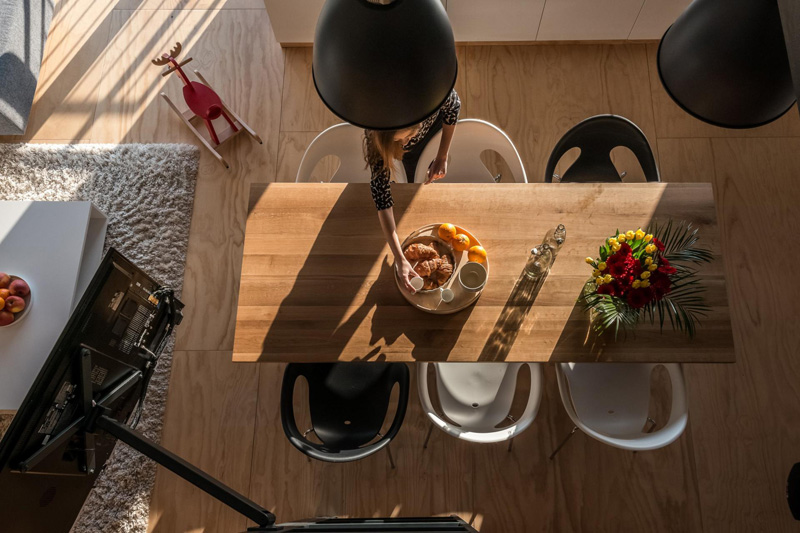 To Get Rid Of Clutter, This Apartment's TV Doubles As A Computer Screen