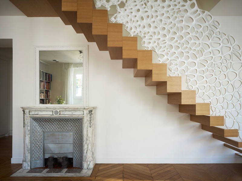 MARC FORNES / THEVERYMANY, together with architect Ammar Eloueini, designed this sculptural handrail made from Corian, for an apartment in Paris, France. #SculpturalHandrail #StairDesign #ModernStairs