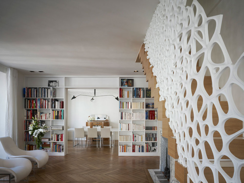 MARC FORNES / THEVERYMANY, together with architect Ammar Eloueini, designed this sculptural handrail made from Corian, for an apartment in Paris, France. #SculpturalHandrail #StairDesign #ModernStairs