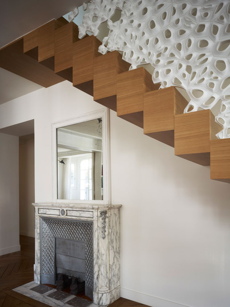 MARC FORNES / THEVERYMANY, together with architect Ammar Eloueini, designed this sculptural handrail made from Corian, for an apartment in Paris, France. #SculpturalHandrail #StairDesign #ModernStairs