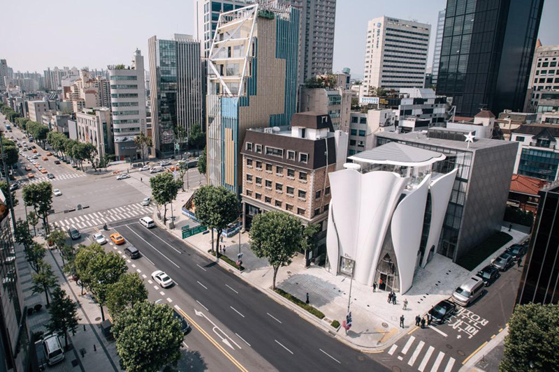 A Quick Look At How The Flowing Panels Of The Dior Flagship Store In Korea Were Made