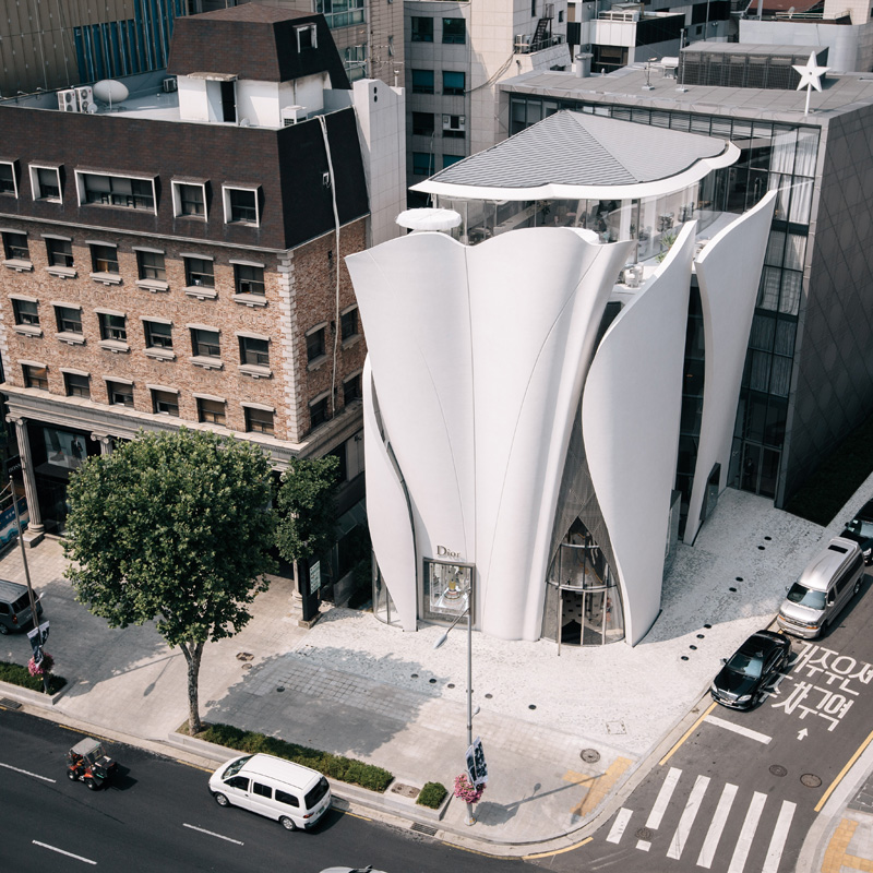 A Quick Look At How The Flowing Panels Of The Dior Flagship Store In Korea Were Made