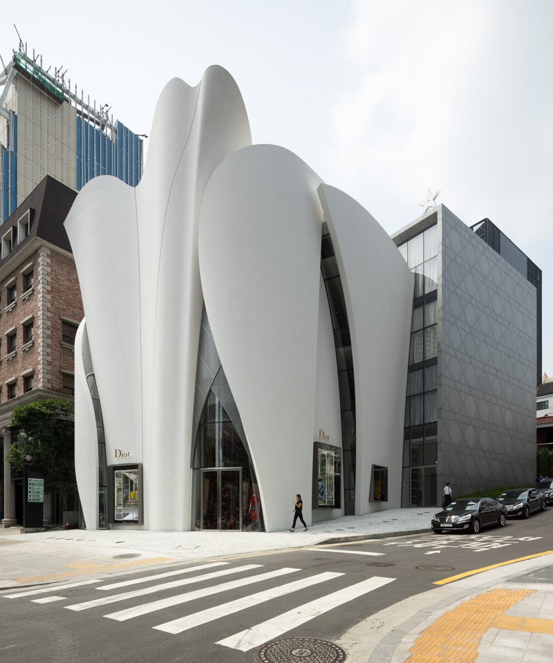 A Quick Look At How The Flowing Panels Of The Dior Flagship Store In Korea Were Made