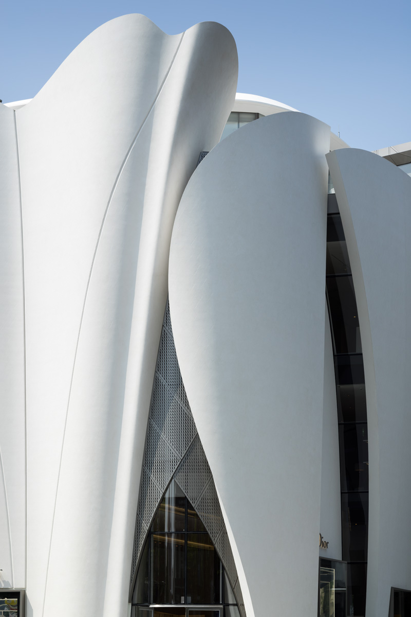 A Quick Look At How The Flowing Panels Of The Dior Flagship Store In Korea Were Made