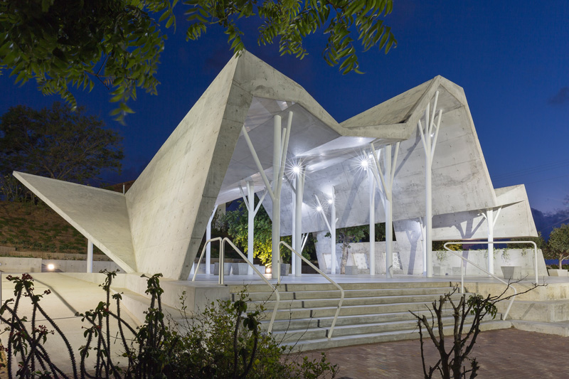 Open-Sided Gathering Shelter By Ron Shenkin studio for architecture & design