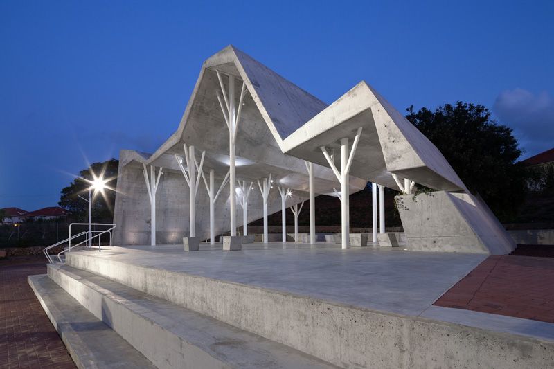 Open-Sided Gathering Shelter By Ron Shenkin studio for architecture & design