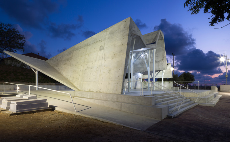 Open-Sided Gathering Shelter By Ron Shenkin studio for architecture & design