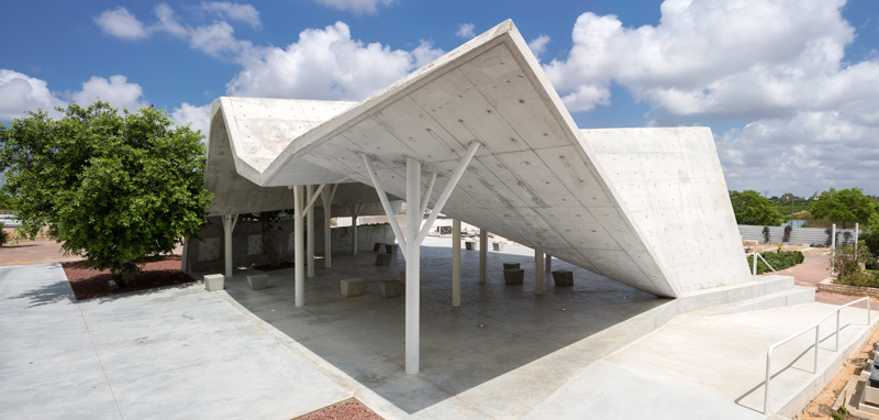 Open-Sided Gathering Shelter By Ron Shenkin studio for architecture & design