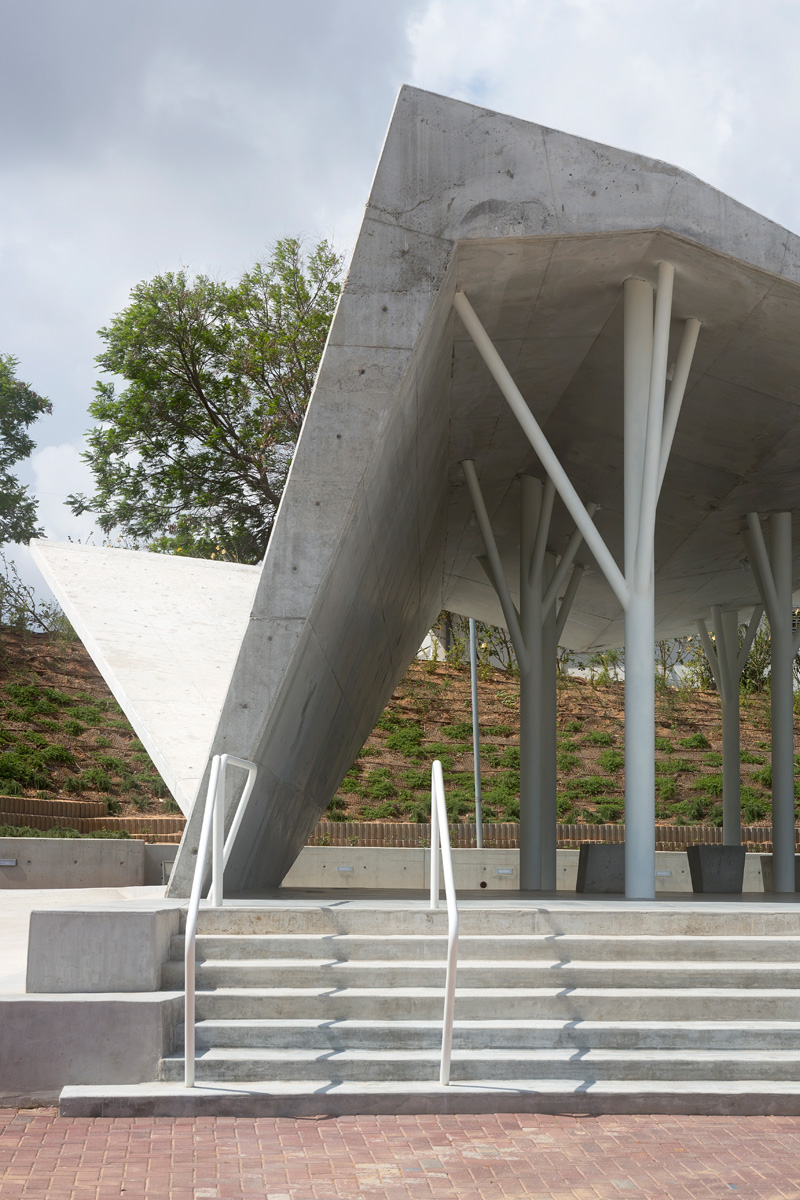 Open-Sided Gathering Shelter By Ron Shenkin studio for architecture & design