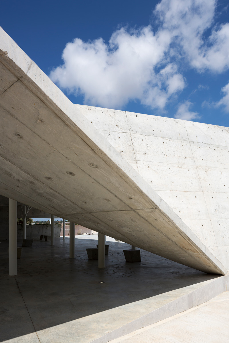 Open-Sided Gathering Shelter By Ron Shenkin studio for architecture & design