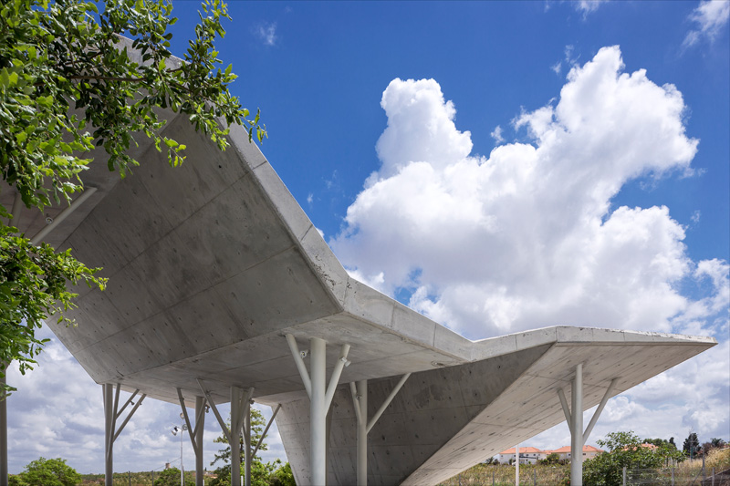 Open-Sided Gathering Shelter By Ron Shenkin studio for architecture & design