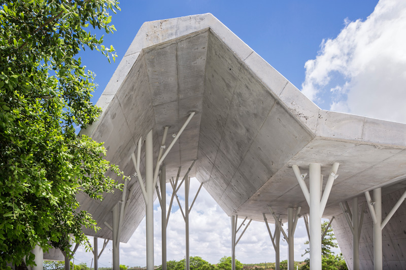 Open-Sided Gathering Shelter By Ron Shenkin studio for architecture & design