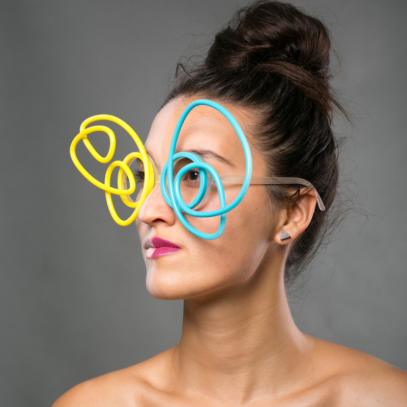 Architect and designer Nasim Sehat, has created Biz Eyes, a collection of 3D printed eye wear that allow you to easily switch out the decorative frame.