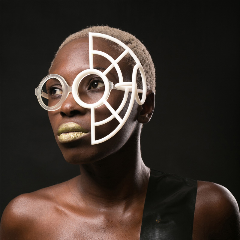 Architect and designer Nasim Sehat, has created Biz Eyes, a collection of 3D printed eye wear that allow you to easily switch out the decorative frame.