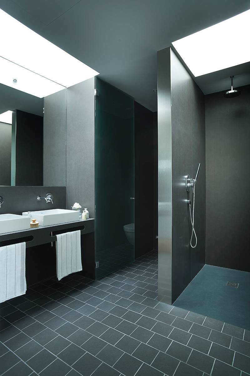 9 Black And White Bathrooms