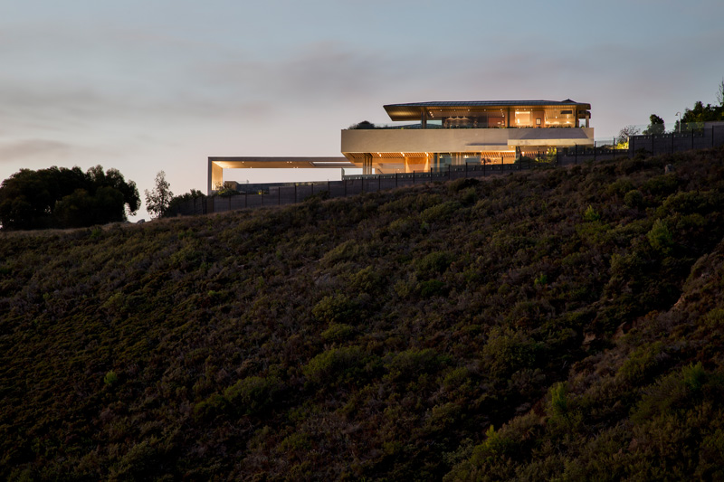 SAOTA design a clifftop home with 360 degree mountain and sea views