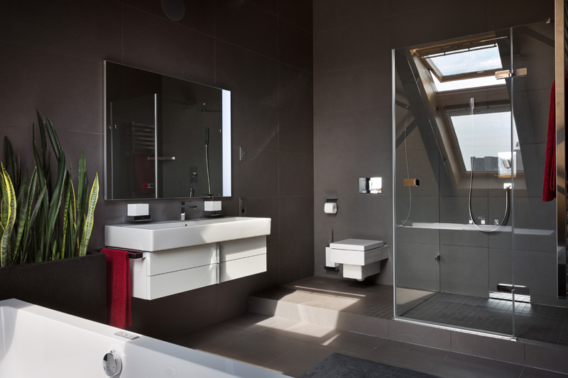 White accents contrast the grey walls and floor in this modern bathroom. #BathroomDesign #GreyBathroom